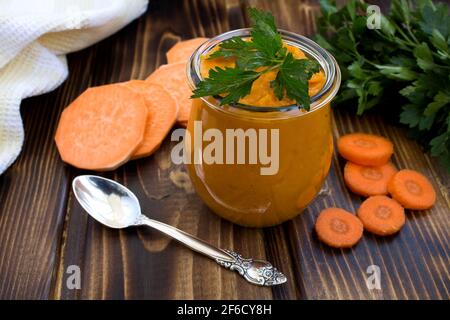 Purée végétarienne avec patate douce et carotte sur le bois arrière-plan Banque D'Images