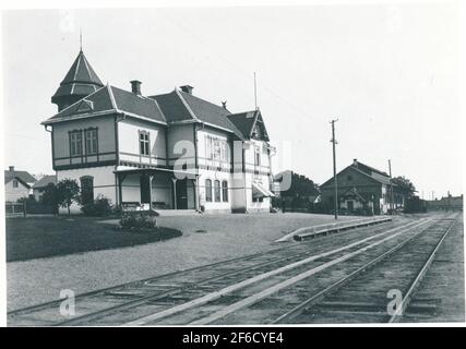 La gare a été construite en 1900. Station de deux étages en pierre et bois. Verrouillage mécanique des vitesses. La station et le magazine de marchandises ont été démolis en 1976. Banque D'Images