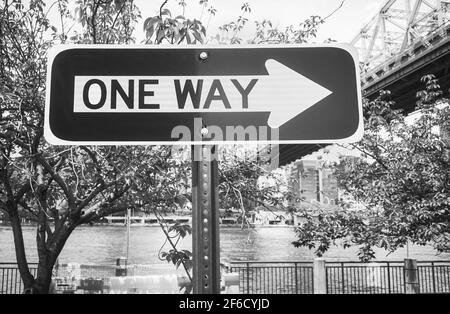 Photo en noir et blanc du panneau de rue à sens unique à Roosevelt Island, New York City, États-Unis. Banque D'Images