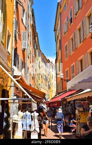 Gens dans une rue commerçante du Vieux Nice, au sud de la France. Banque D'Images