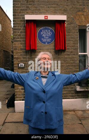 LA FILLE D'EZRA POUND, MARY DE RACHEWILTZ, QUI A DÉVOILÉ UN HÉRITAGE ANGLAIS PLAQUE BLEUE POUR LE POÈTE AMÉRICAIN DE KENSINGTON CHURCH WALK AUJOURD'HUI.11/8/04 PILSTON Banque D'Images