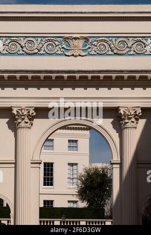 Chester Terrace, qui fait partie des terrasses Nash classées en classe 1, surplombant le parc Regent's dans le centre de Londres. Banque D'Images