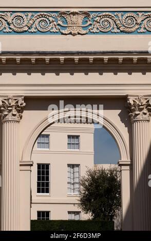 Chester Terrace, qui fait partie des terrasses Nash classées en classe 1, surplombant le parc Regent's dans le centre de Londres. Banque D'Images