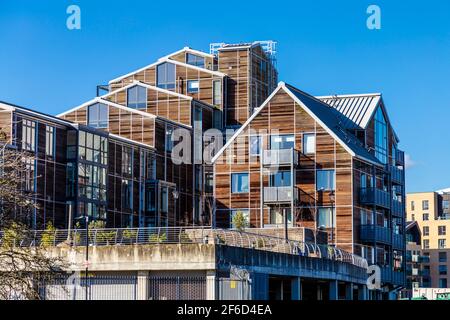 Bâtiment résidentiel avec revêtement en bois (Island House sur Three Mills Lane) à Mill Meads, Newham, Londres, Royaume-Uni Banque D'Images