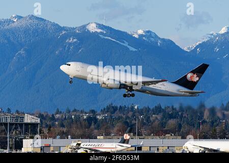 Richmond, Colombie-Britannique, Canada. 29 mars 2021. Un avion Cargojet Boeing 767-224ER(BDSF) (C-FOIJ) prend son envol de l'aéroport international de Vancouver. Crédit : Bayne Stanley/ZUMA Wire/Alay Live News Banque D'Images