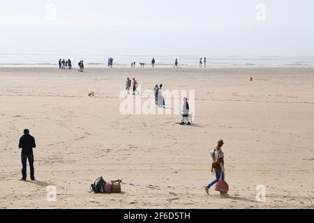 Camber, East Sussex, Royaume-Uni. 31 mars 2021. Météo au Royaume-Uni : le temps chaud se poursuit ici à Camber Sands, dans l'est du Sussex. Les familles arrivent tôt pour choisir une place sur la plage de sable doré. Crédit photo : Paul Lawrenson/Alay Live News Banque D'Images