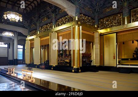 Tokyo, Japon - 23 octobre 2019 : vue sur la salle principale richement décorée d'or au temple bouddhiste Tsukiji Honganji. Tokyo, Japon Banque D'Images