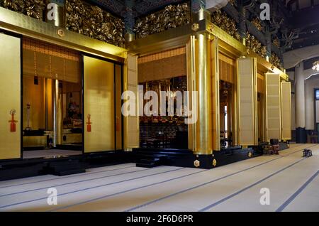 Tokyo, Japon - 23 octobre 2019 : vue sur la salle principale richement décorée d'or au temple bouddhiste Tsukiji Honganji. Tokyo, Japon Banque D'Images