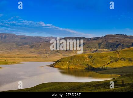 Escarpement de la montagne Drakensberg et barrage du parc de cloches autour du pic de Cathkin Banque D'Images