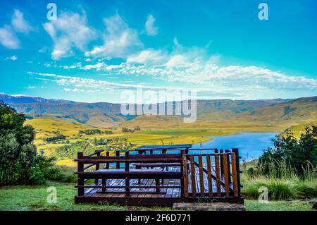 Escarpement de la montagne Drakensberg et barrage du parc de cloches autour du pic de Cathkin Banque D'Images