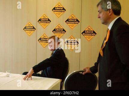 LE LEADER DE LA LIB DEM, CHARLES KENNEDY, APRÈS SA CONFÉRENCE DE PRESSE AU TERRAIN DE CRICKET DE LA ROSERAIE DE SOUTHAMPTON.6/4/05 PILSTON Banque D'Images