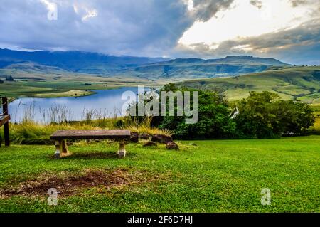 Escarpement de la montagne Drakensberg et barrage du parc de cloches autour du pic de Cathkin Banque D'Images