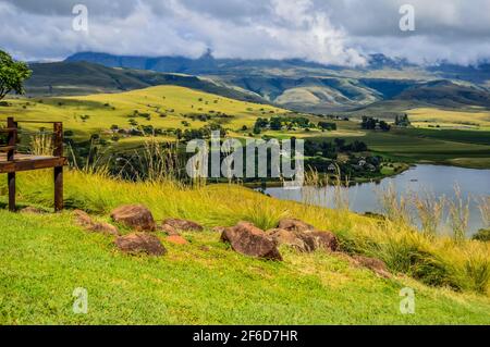 Escarpement de la montagne Drakensberg et barrage du parc de cloches autour du pic de Cathkin Banque D'Images