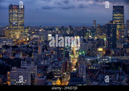 Tokyo, Japon - 23 octobre 2019 : les gratte-ciels des collines ARK vus de la terrasse d'observation de la Tour de Tokyo la nuit. Ville de Minato. Tokyo. Japon Banque D'Images