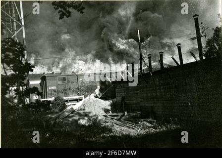 Incendie dans des wagons de fret à Avesta Krylbo Bangård après une explosion dans un train de munitions allemand. Banque D'Images