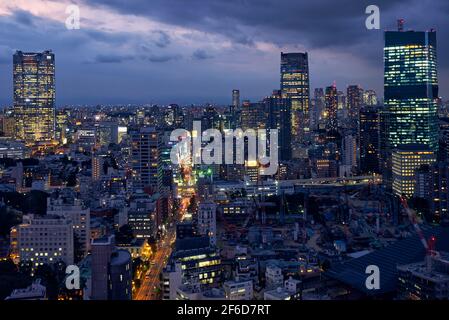 Tokyo, Japon - 23 octobre 2019 : les gratte-ciels des collines ARK vus de la terrasse d'observation de la Tour de Tokyo la nuit. Ville de Minato. Tokyo. Japon Banque D'Images