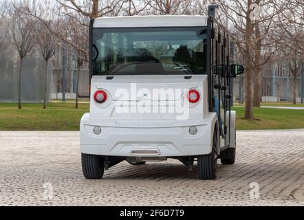 Krasnodar, Russie - Mars 22 2021: Véhicule électrique de rue avec des stands zéro émission près du mur. Banque D'Images