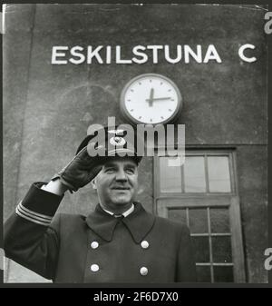 Stins Gustaf Blom rend hommage devant la maison de la gare d'Eskilstuna C. Banque D'Images