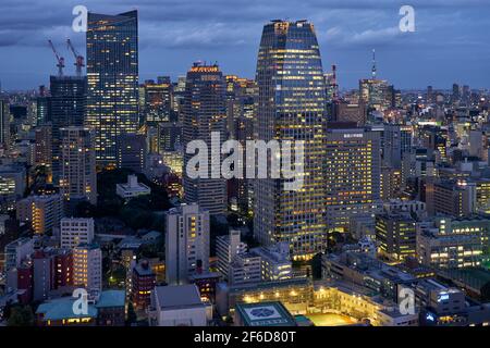 Tokyo, Japon - 23 octobre 2019 : les gratte-ciels des collines ARK vus de la terrasse d'observation de la Tour de Tokyo la nuit. Ville de Minato. Tokyo. Japon Banque D'Images