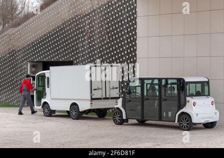 Krasnodar, Russie - Mars 22 2021: la camionnette électrique se tient près du mur et est chargée. Banque D'Images