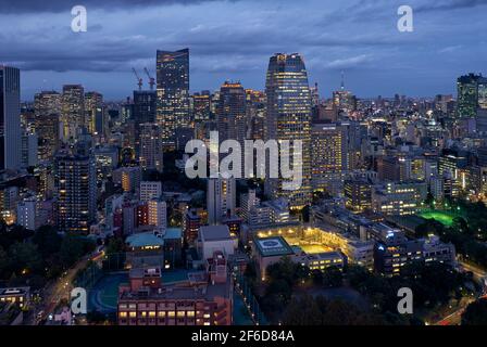 Tokyo, Japon - 23 octobre 2019 : les gratte-ciels des collines ARK vus de la terrasse d'observation de la Tour de Tokyo la nuit. Ville de Minato. Tokyo. Japon Banque D'Images