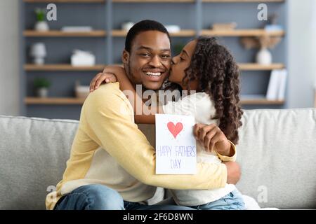 Adorable fille noire embrassant son père, Pères concept de jour Banque D'Images