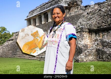 Femme mexicaine Chʼol dans une tenue maya traditionnelle montrant l'artisanat sur le site de la civilisation maya pré-colombienne de Palenque, Chiapas, Mexique Banque D'Images