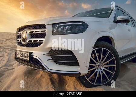 Mercedes Benz GLS 580, 4Matic 4x4 véhicules ballotant à travers les dunes du désert dans le soleil du soir Banque D'Images