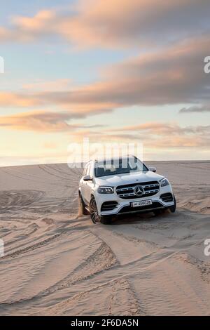 Mercedes Benz GLS 580, 4Matic 4x4 véhicules ballotant à travers les dunes du désert dans le soleil du soir Banque D'Images