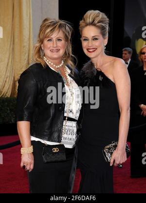 Photo de dossier datée du 27 février 2011 de Sharon Stone et Kelly Stone arrivent au 83e prix annuel de l'Académie, qui s'est tenu au Kodak Theatre de Los Angeles, CA, États-Unis. L’actrice et star de films comme “Basic instinct” et “Casino” écrit sur sa vie, en la ravivant et en la pince avec la mort dans un nouveau livre, “The Beauty of Living 2x.” Photo de Lionel Hahn/ABACAPRESS.COM Banque D'Images