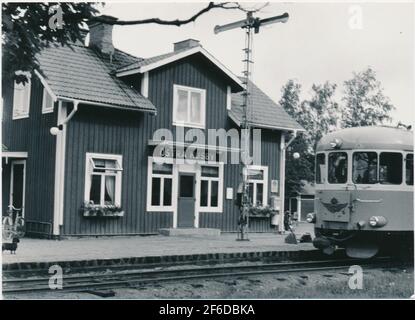 Gare de Husby est. Vikbolandsbanan, VB. Bandelen Kummelby- Arkösund s'est abstenue en 1/11 1960. A été construit en 1892. Rattaché aux chemins de fer de l'État, SJ 1950. Le chemin de fer a été agrandi en 1945. Voiture probablement YCO6. Banque D'Images