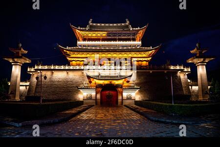 Vieille ville de Dali Tour Wenxian illuminée la nuit à Dali Yunnan Chine Banque D'Images