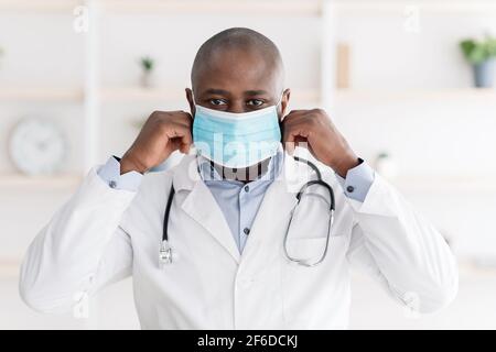 Concept de protection. Médecin afro-américain portant un masque chirurgical médical pour prévenir l'infection Banque D'Images