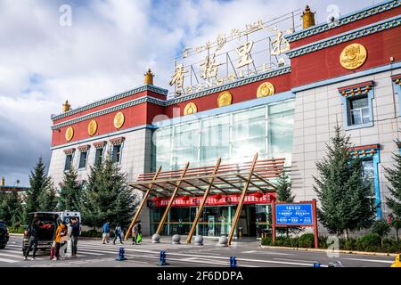 Shangila Chine , 11 octobre 2020 : vue extérieure du bâtiment de l'aéroport de Shangri-la Diqing avec les habitants de Shangri-la Yunnan en Chine Banque D'Images