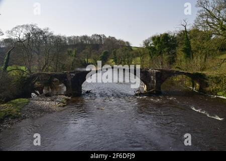 Oliver Cromwell traverse le pont de la rivière hodder en 1648 en route vers la bataille de Preston -guerre civile anglaise. Banque D'Images