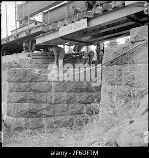 La superstructure est activée sur le viaduc en rouge, sur le tronçon entre Sollefetå et Långsele. Banque D'Images