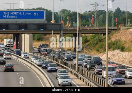 Trafic dense traversant un contraflow sur l'autoroute M1 près de Luton, entre la sortie 25/26, autoroute M1. Près de Luton, Royaume-Uni. M1, près de Luton, Royaume-Uni. 13 août 2006 Banque D'Images