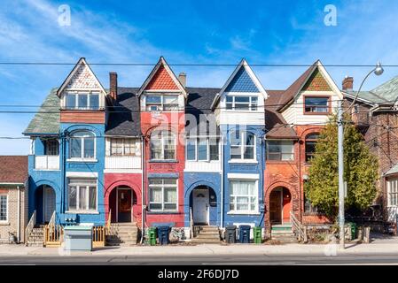 Maisons anciennes et colorées à l'architecture victorienne dans Bathurst Street Banque D'Images