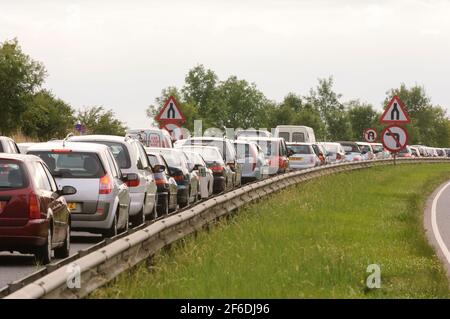 Trafic à l'arrêt, sur l'A303 près de Stonehenge. A303 une des routes principales vers le pays Ouest. A303, près de Stonehenge, Wiltshire, Royaume-Uni. 4 août 2006 Banque D'Images