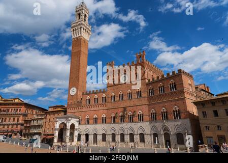 SIENNE, ITALIE 25 MAI 2017 : place Campo Piazza del Campo , Palazzo Piazzico et Tour Mangia Torre del Mangia . Le centre historique de Sienne a été Banque D'Images