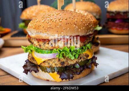 Savoureux cheeseburgers végétariens et hamburgers avec des patties rondes ou hamburgers à base de céréales, légumes et légumineuses Banque D'Images