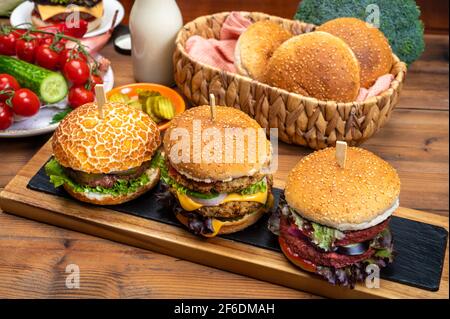 Savoureux cheeseburgers végétariens et hamburgers avec des patties rondes ou hamburgers à base de céréales, légumes et légumineuses Banque D'Images