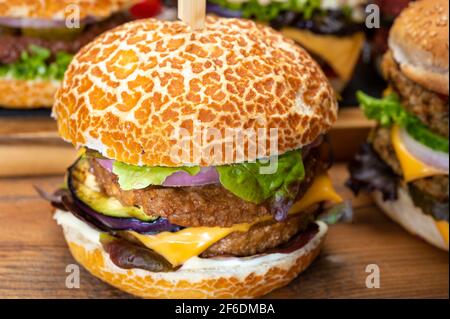 Savoureux cheeseburgers végétariens et hamburgers avec des patties rondes ou hamburgers à base de céréales, légumes et légumineuses Banque D'Images