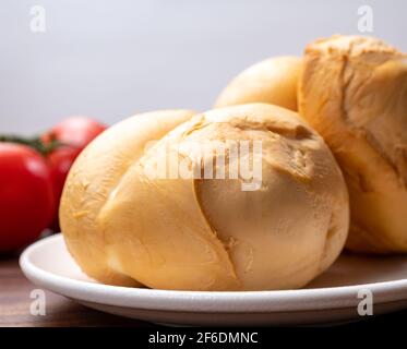 Collection de fromages, caciocavallo fumé jaune italien ou fromage scamorza de Puglia Banque D'Images