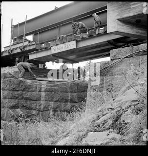 La superstructure est activée sur le viaduc en rouge, sur le tronçon entre Sollefetå et Långsele. Banque D'Images