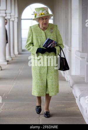 La reine Elizabeth II voit des panneaux portant les noms des soldats australiens morts à la guerre et une exposition d'aviateurs et de femmes tombés dans le cloître commémoratif lors d'une visite au Mémorial des Forces aériennes du CWGC à Runnymede, Surrey, Assister à un service pour marquer le centenaire de la Royal Australian Air Force . Date de la photo: Mercredi 31 mars 2021. Banque D'Images