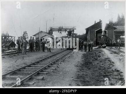 Parti de la fourniture de bois, locomotive et chemin de fer à Österström. A gauche, la banane d'Österström, ÖB Lok 1 'kyla Vika' à droite OB Lok 2 'Österström'. Lok 2 a été nommé depuis le début 'Holm' mais a changé pour un an seulement pour 'Österström'. Les autres noms étaient 'Old machine' ('Beauty') et 'Nymak' ('Österström'). Notez l'extincteur sur 'Österström', il est orienté vers le bas. Banque D'Images