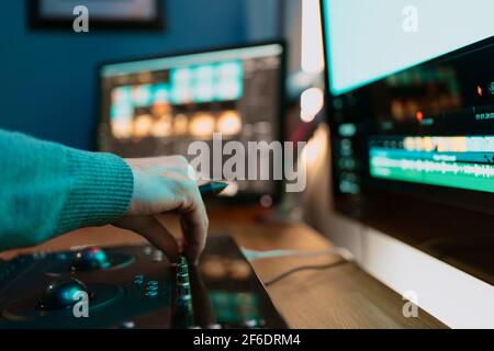 Homme Video Editor main travaille avec des films ou de la vidéo sur son ordinateur personnel, il travaille dans Creative Office Studio ou à la maison. Lampes au néon Banque D'Images