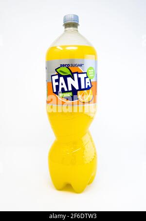 Grande bouteille de Fanta zero sucre boisson à l'orange. Banque D'Images