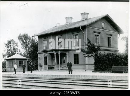 Gare de Valbo vers 1900. Stationhouse construit en 1865 et construit en 1884. Systèmes en 1896-1897. De la gauche, les stationers plus tard inspecteur de poste p.g. Åsbrink, Hammarberg, Unknown et inspecteur de station Blomqvist. Banque D'Images